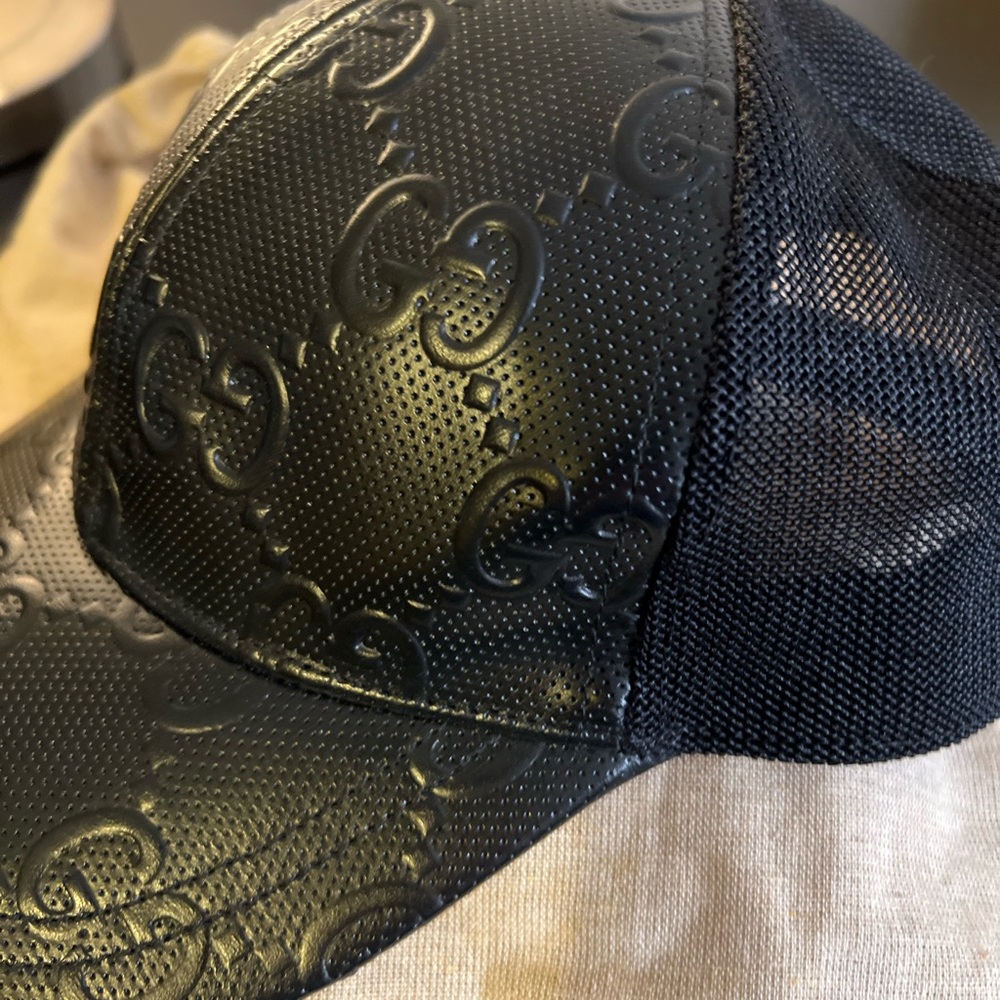 Regular size black Gucci cap mixed textures